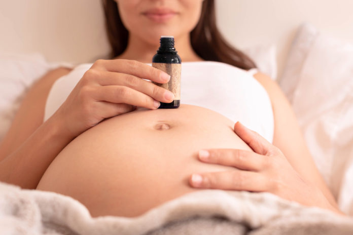 Huiles-essentielles-pendant-la-grossesse-quel-usage-quelles-possibilites-