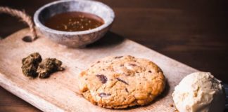 La recette incroyable du cookie pécan, chocolat, sauce caramel et glace au CBD de Mademoiselle Mouche Voici-l039incroyable-recette-du-cookie-pecan-et-chocolat-sauce-caramel-et-glace-au-CBD-de-Mademoiselle-Mouche