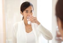 Dentition : bien se rincer la bouche après avoir bu ou mangé Voici-pourquoi-il-faut-vraiment-bien-se-rincer-la-bouche-a-l039eau-apres-avoir-bu-ou-mange