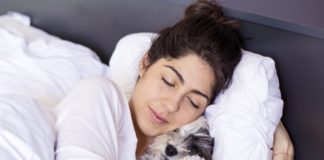 C’est une très mauvaise idée de dormir avec un animal Dormir-avec-un-animal-de-compagnie-est-une-tres-mauvaise-idee-selon-la-science-voici-pourquoi
