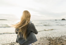 Comment éclaircir ses cheveux naturellement ? Miel-citron-camomille-Comment-eclaircir-ses-cheveux-naturellement-pour-avoir-un-look-de-surfeuse-