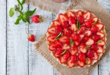 La recette de la tarte à la rhubarbe et aux fraises du chef Lignac Tarte-a-la-rhubarbe-et-aux-fraises-de-Cyril-Lignac-la-recette-du-printemps