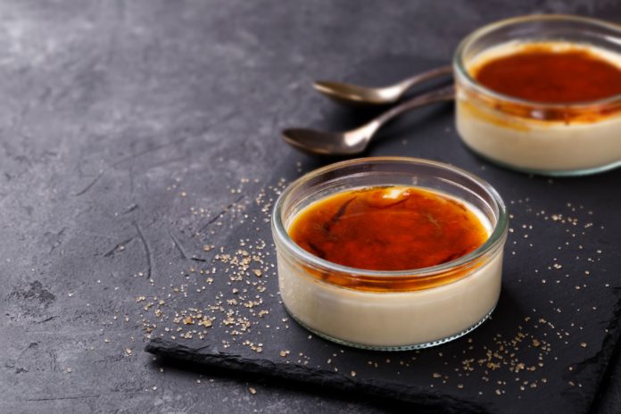 A-la-recherche-dune-recette-aussi-douce-que-savoureuse-Voici-la-recette-de-la-creme-caramel-vanille-et-feve-de-Tonka-de-Cyril-Lignac
