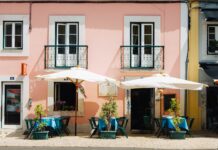 Les 5 atouts des parasols excentrés pour vos terrasses de restaurant two white patio umbrellas near pink and white painted concrete building