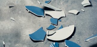 Une méthode antistress insolite : casser des assiettes Une méthode antistress insolite : casser des assiettes