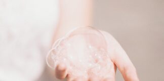 Le démaquillage, un geste de beauté essentiel Le démaquillage, un geste de beauté essentiel