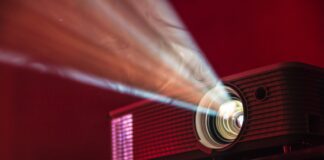 Comment savoir quand remplacer l’ampoule de mon vidéoprojecteur ? Dans ce guide, découvrez les signes indiquant qu'il faut remplacer l'ampoule de votre vidéoprojecteur et comment prolonger sa durée de vie.