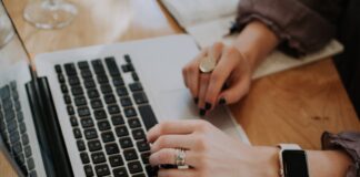 Quels sont les meilleurs médias pour communiquer les informations relatives à votre entreprise ? person using MacBook