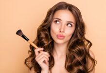 Anti-cernes : après ou avant le fond de teint ? Lanti-cernes-avant-ou-apres-le-fond-de-teint-voici-ce-quil-faut-vraiment-faire