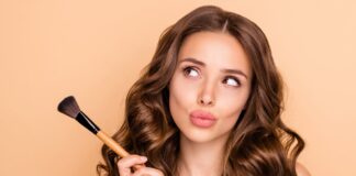 Anti-cernes : après ou avant le fond de teint ? Lanti-cernes-avant-ou-apres-le-fond-de-teint-voici-ce-quil-faut-vraiment-faire