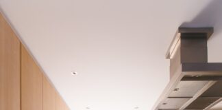 Construire une extension de maison : comment faire ? white wooden kitchen island and cupboard cabinets near glass panel door