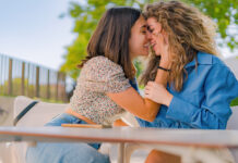 La bisexualité : comprendre l’identité au-delà des frontières de genre A proud couple, gay pride, couple of girls enjoying life, portraits