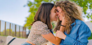 La bisexualité : comprendre l’identité au-delà des frontières de genre A proud couple, gay pride, couple of girls enjoying life, portraits