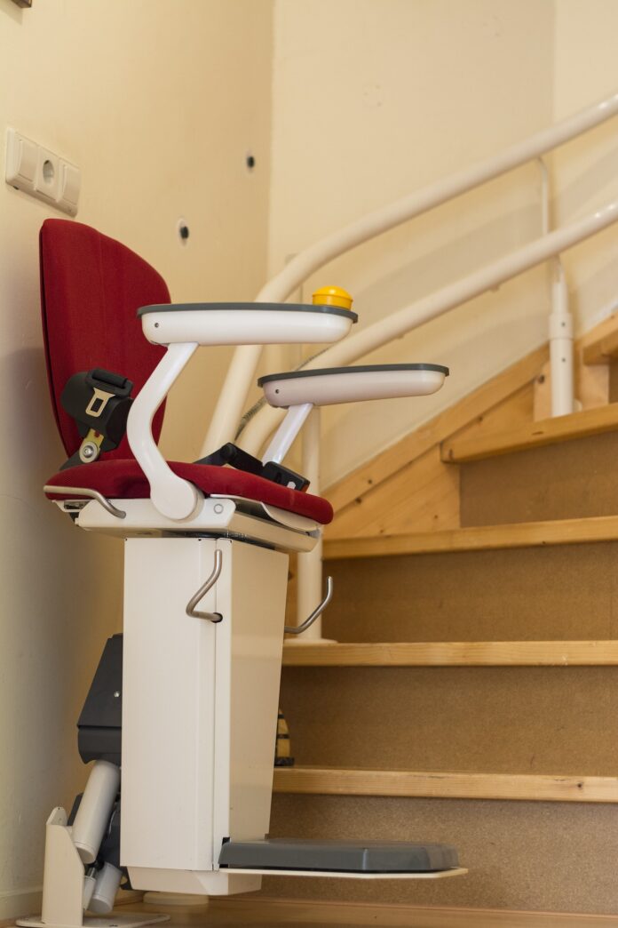 Mobilité réduite : comment choisir un siège pour monter les escaliers ?