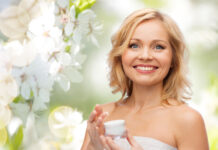 Beauté féminine : 3 astuces indispensables pour être toujours ravissante Beauté féminine : 3 astuces indispensables pour être toujours ravissante Pour renvoyer une bonne image de son physique, il est important d’en prendre soin. Souvent, la notion de beauté est définie par plusieurs personnes comme un atout naturel. Cependant, quand cela se réfère à une femme, les exigences deviennent plus grandes. Cela va s’en dire que pour être magnifique et remarquable il faudra faire des efforts. Le moyen le plus efficace d’y arriver facilement est de disposer de certains produits chez soi. Lesquels vous aideront à révéler votre féminité. Dans cet article, découvrez 03 astuces pour y parvenir. 1. La santé des cheveux L’histoire qui relie les femmes à leurs cheveux est bien trop passionnante. Du choix de la forme, de la taille des coupes, des teintures, des boucles, elles sont souvent face à un dilemme. Toutefois, pour un bon résultat, l'entretien de ceux-ci est plus important que tout autre. Avoir une touffe en pleine forme donne plus de possibilités de coiffure et une meilleure allure. En effet, il est conseillé de prendre connaissance du type de cheveux que vous avez tout en veillant à équiper votre salle de bains de produits capillaires adaptés. Qu’il s’agisse des mèches crépus, raides, ondulés, vous trouverez tout le nécessaire pour les maintenir en bon état chez Ethni Beauty Market France. Ainsi, les shampoings, les après-shampoings, les masques, les soins protecteurs et les huiles capillaires sont autant de produits que vous pourrez y trouver. N’hésitez pas à faire de temps à autre des visites dans des salons pour un meilleur traitement. 2. Un visage impeccable La première chose que vous remarquez sur une personne qui est en face est bien le visage. C’est l’un des piliers pour noter la beauté, surtout d’une femme. Il y a tellement de détails sur cette partie du corps qui ne laissent personne indifférente. Le maquillage est l’une des meilleures solutions pour avoir un visage rayonnant. Toutefois, il est bien de penser à une routine de façon constante. Intégrer une séance de gommage dans vos pratiques est bénéfique pour votre beauté. Ainsi, vous serez débarrassé de tous les excès de sébum et de gras. Aussi, veiller à avoir les cils et les sourcils bien dressés, peu importe la densité sans oublier les lèvres qui doivent être hydratées. 3. Une peau soignée Votre peau est ce vêtement dont vous ne pouvez pas vous débarrasser. Il serait mieux pour vous d’en prendre le plus grand soin. Même avec toute la volonté du monde, si vous n’avez pas les bonnes informations, cela vous sera difficile. Le marché du cosmétique est très vaste et vous pourriez vous perdre dans vos choix. Ceci dit, pour éviter les problèmes cutanés, il est conseillé de faire recours à un dermatologue pour recueillir toutes les données sur votre type de peau. Ce n’est qu’après cela que vous pourrez vous lancer dans les acquisitions indispensables. Par ailleurs, il n’est pas facile de reconnaître les produits de mauvaise qualité. Notez qu’ils en existent énormément sur le marché. Ainsi, tâchez de vous approvisionner auprès des distributeurs agréés.