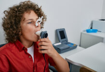 Tout savoir sur la spirométrie Curly boy performing pulmonary function test and spirometry using spirometer at medical clinic Spirometry of child's lungs