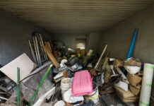Gestion des déchets en rénovation : ce qu’il faut savoir high-angle-house-interior-with-clutter_23-2149454798