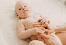 Comment bien masser votre bébé ? Baby massage, Mom massages the baby's belly during colic