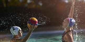 Le water-polo, un sport d’équipe méritant davantage de reconnaissance ! Waterpolo players battling to get the ball