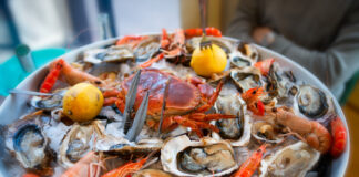 Les fruits de mer contribuent-ils à la prise de poids ? Fresh, Raw and Cooked Seafood Platter, Cannes, France