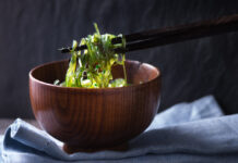 Quelles algues sont les plus bénéfiques pour la santé Chinese chopsticks with chuka salad horizontal