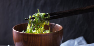 Quelles algues sont les plus bénéfiques pour la santé Chinese chopsticks with chuka salad horizontal