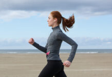 Marche rapide : quels bienfaits ? Young woman running by the beach