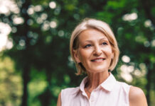 Stress oxydatif : comment lutter ? A Happy Beautiful Blonde Woman Looking Away While Relaxing In Nature
