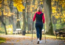 Les risques et les inconvénients de la marche Mid aged woman nordic walking in city park