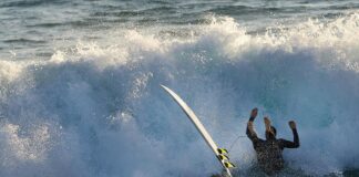 Un sport dangereux, le surf ? Falling Backwards