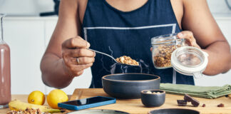 L’importance de l’alimentation pour les sportifs de haut niveau Fit & healthy man making oatmeal for breakfast