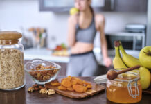 L’importance cruciale des aliments riches en glucides Young woman is eating an apple after a workout