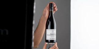 Regards croisé sur le Packshot de Bouteille de vin avec le photographe Jonathan du studio Rétines Regards croisé sur le Packshot de Bouteille de vin avec le photographe Jonathan du studio Rétines