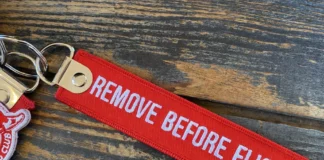 L’histoire du porte-clé Remove Before Flight : de l’aviation à l’objet publicitaire L’histoire du porte-clé Remove Before Flight : de l’aviation à l’objet publicitaire