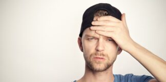 Quelles démarches entreprendre en cas de perte de votre acte de propriété ? man in blue crew neck shirt covering his face