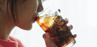 Coca et mal de gorge : une solution efficace ou un mythe ? Coca et mal de gorge : une solution efficace ou un mythe ? (Inversée)