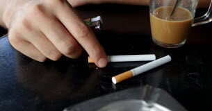 Cinq astuces pour soutenir un proche dans sa démarche d’arrêt du tabac Sante. Voici cinq conseils pour aider un proche a arreter de fumer