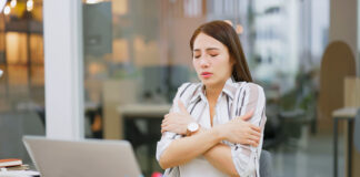 Frissons et angoisse : quelle connexion ? businesswoman feel cold