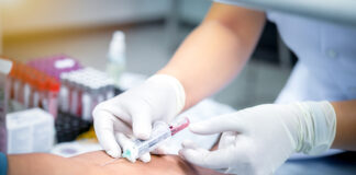 Que nous apprennent les niveaux de transaminases sur notre état de santé ? taking blood sample from a patient in the hospital.