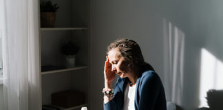 Comprendre en profondeur le trouble délirant persistant A woman standing at a table with yellow and green pills in her hand