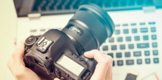 Quel est le rôle de la stabilisation d’image dans un appareil photo ? Modern digital DSLR camera. Photography concept.