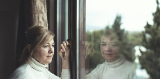Identifier et soutenir les personnes atteintes de démence précoce Alone woman day dreaming by the window
