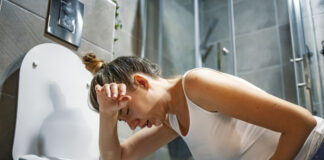 Peur intense de vomir : comprendre l’émétophobie Young caucasian woman in toilet