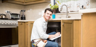 Services de Plomberie d’Urgence à Montréal : Intervention Rapide et Efficace Writing repair estimate in a kitchen