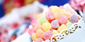 Vrac, sachets, présentoirs : quelle solution pour vendre vos bonbons ? gfb7d02cc92b5601851492b768370e65946668671ee5ca456ef1bb44f79aa719598a384801d4dfd50250a03723c45cc32f4c60d6bcde26edc0c943a3d8b81ea9a 1280