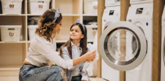 9 Erreurs à éviter lors de l’achat d’une laveuse usagée Mother with daughter doing laundry at self serviece laundrette