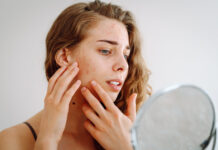 Bouton d’acné : comment le faire disparaître vite et bien ? Bouton d’acné : comment le faire disparaître vite et bien ? (Inversée)