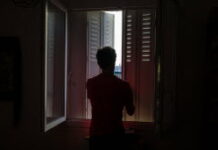 Quelles sont les bonnes techniques pour se rafraichir ? Quiz. Douche froide pare soleil eau glacee. Connaissez vous les bonnes techniques pour se rafraichir