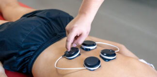 Se muscler avec l’électrostimulation : le guide complet Personne utilisant des électrodes de musculation sur les abdominaux