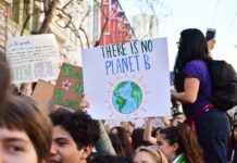 Les 10 commandements écolos pour alléger votre impact sur le climat Foule de manifestants pour le climat